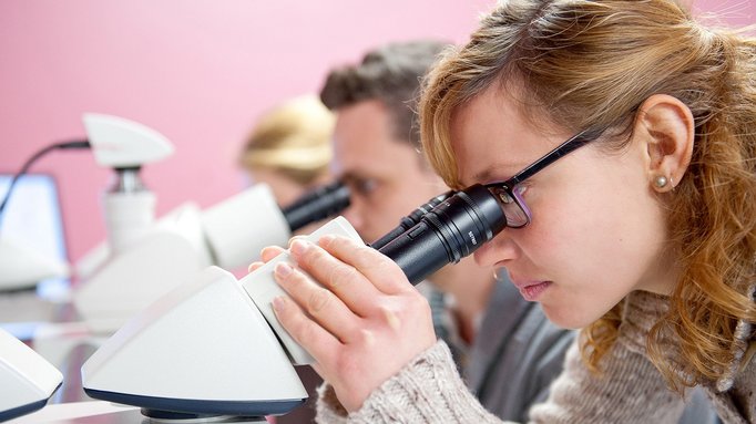 Frau mit Mikroskop