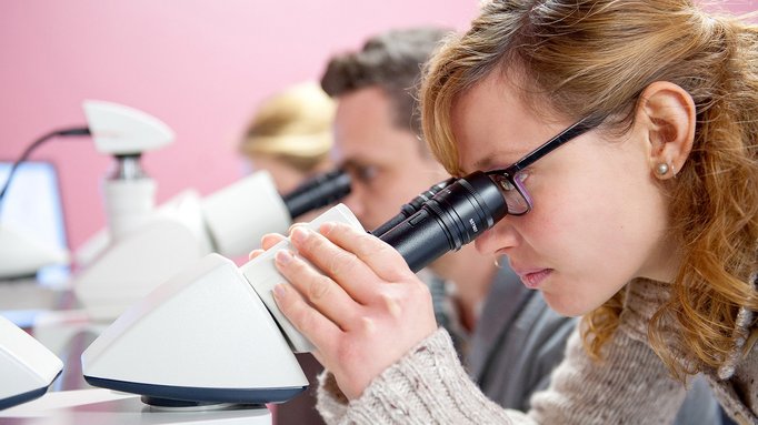 Frau mit Mikroskop