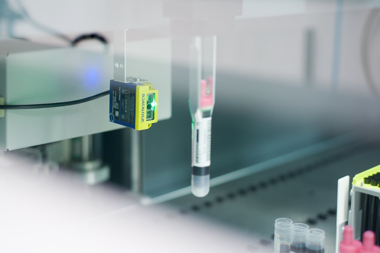 Roboter helfen bei der Verarbeitung sowie der Ein- und Auslagerung von Proben. Der Grad der Automatisierung und Standardisierung von Biobanken steigt mit den Anforderungen der medizinisch-wissenschaftlichen Forschung.