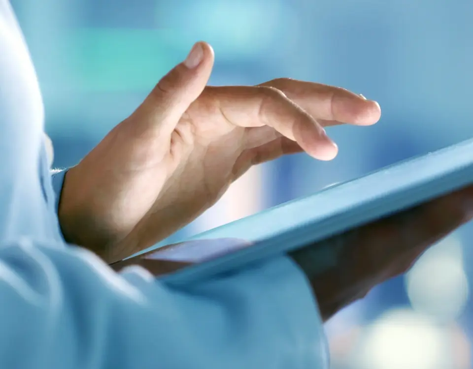 Tablet in den Händen eines Arztes