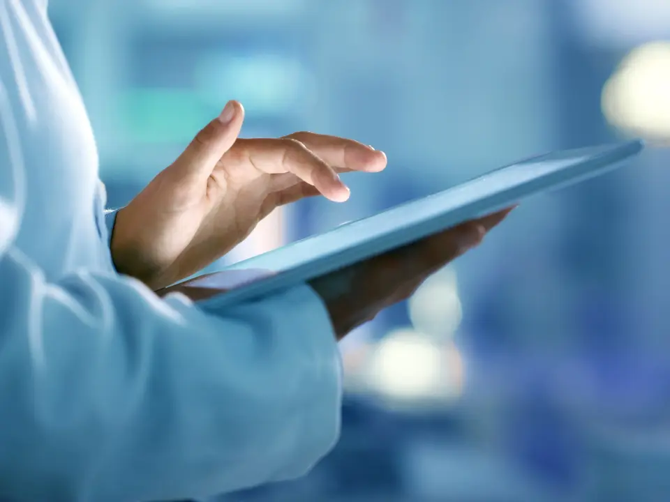 Tablet in den Händen eines Arztes