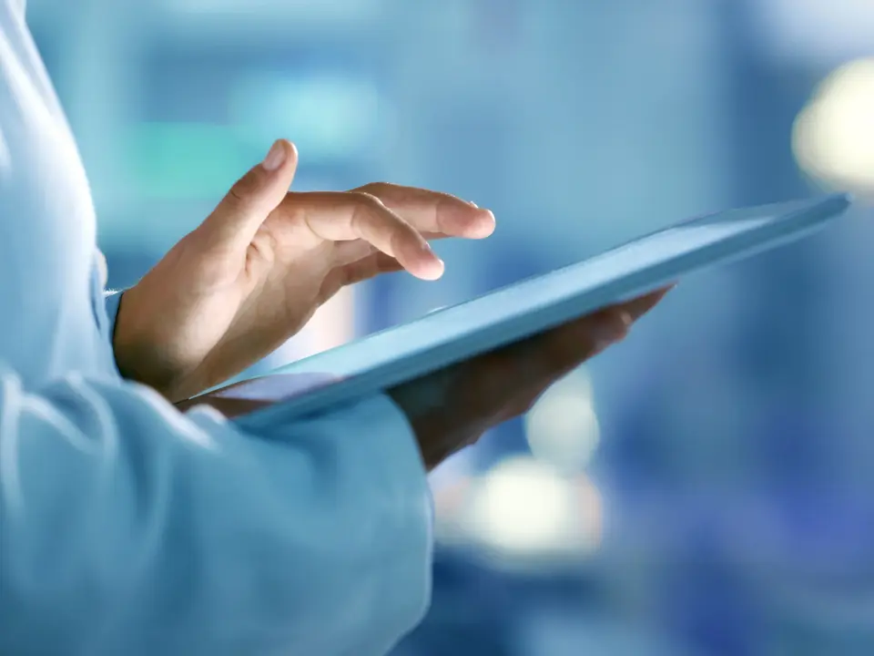 Tablet in den Händen eines Arztes