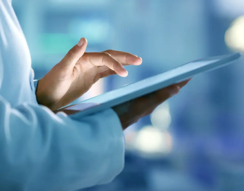 Tablet in den Händen eines Arztes