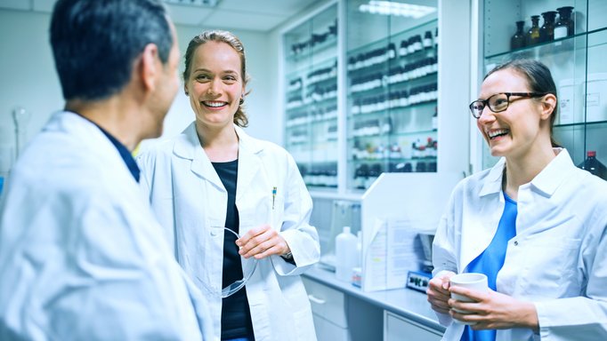 Drei Ärzt:innen im Gespräch