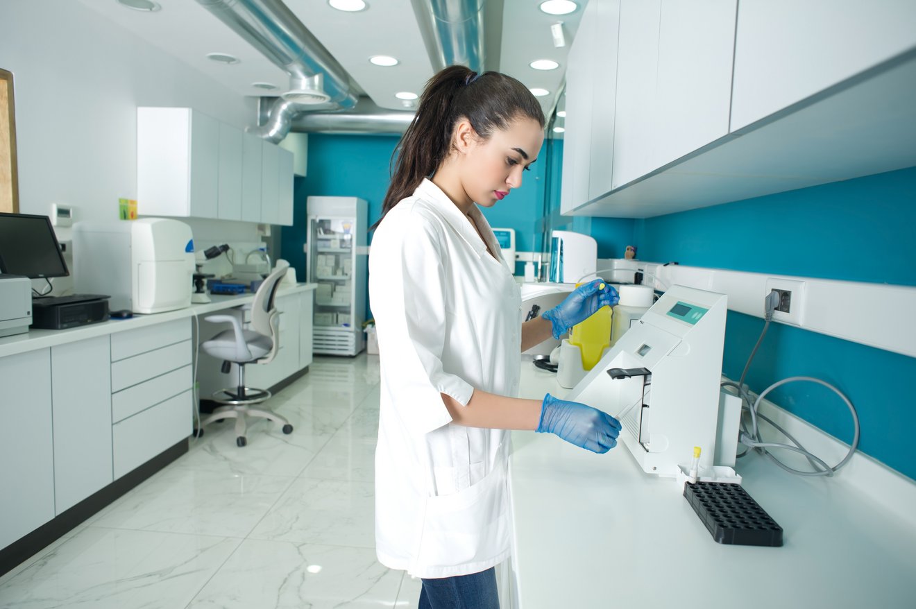 Moderne Biobanken werden heute hochprofessionell betrieben, denn durch den medizinischen Fortschritt und die sich rasant entwickelnde Präzisionsmedizin sind die Anforderungen an qualitativ hochwertige Proben und Daten erheblich gestiegen.