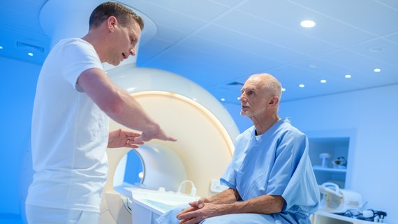 Arzt erläutert Patienten den Ablauf einer MRT-Untersuchung