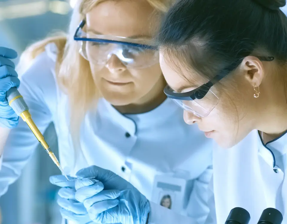Zwei Laborantinnen bei der Untersuchung von Proben